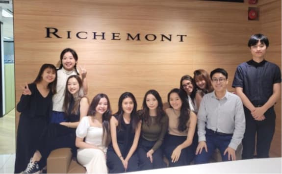 A group photo of Richemont & Roger Dubuis with EHL students in Singapore